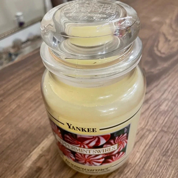 Yankee Candle Housewarmer Black Stripe Vintage Peppermint Swirls Large 22 OZ - Picture 7 of 9